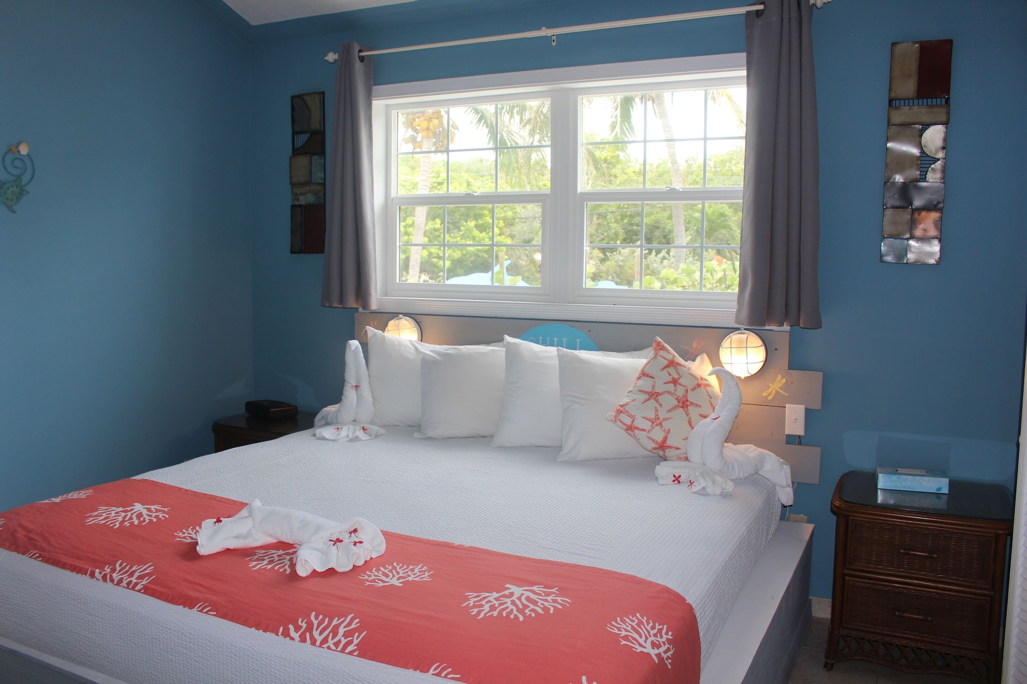 1 Bedroom, Deluxe, Villa, King Bed, Beach Side, Partial Ocean View