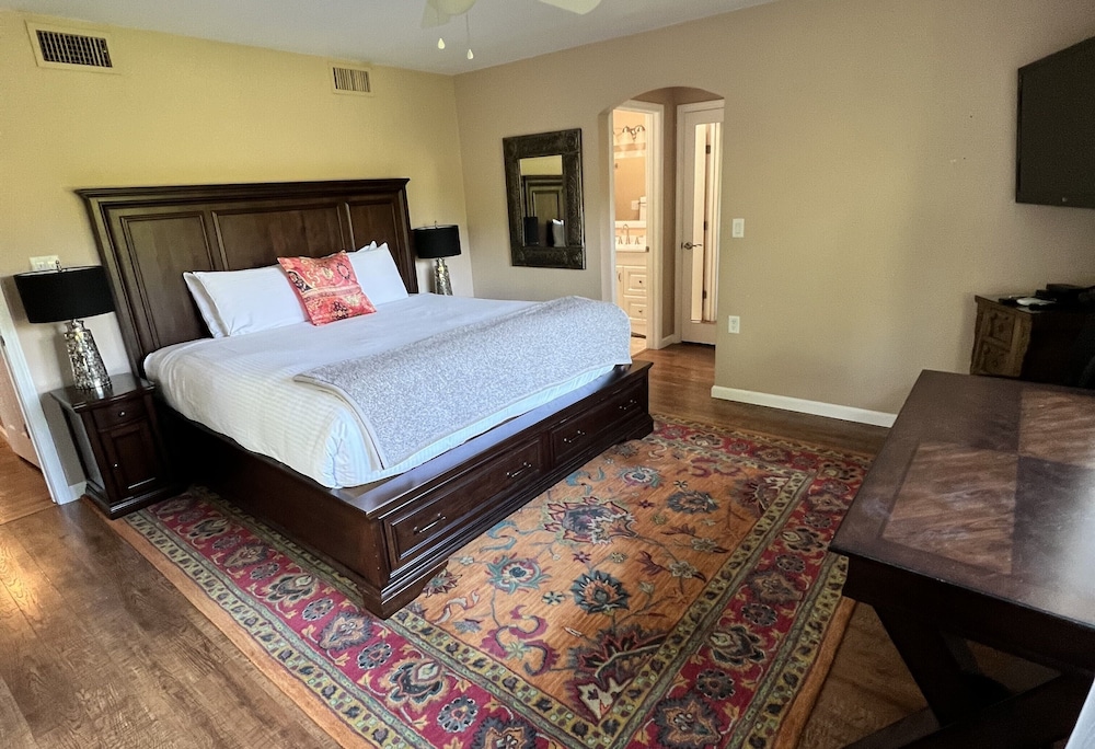 EXCLUSIVE, HOUSE
