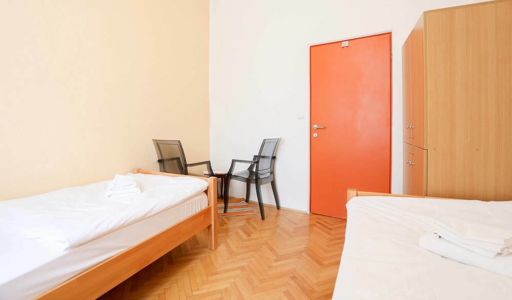STANDARD, TWIN BEDS, SHARED BATHROOM