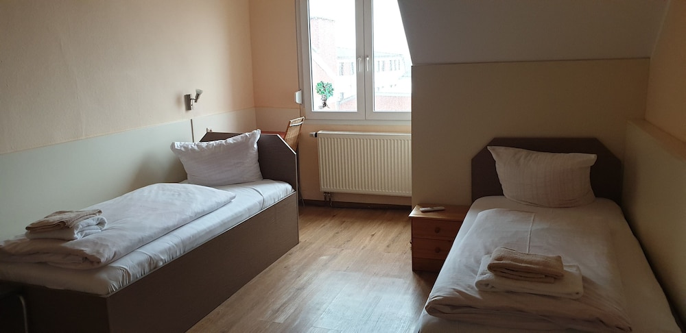 ROOM, TWIN BEDS