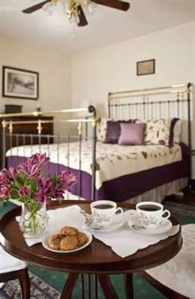 Brickhouse Inn 49/51