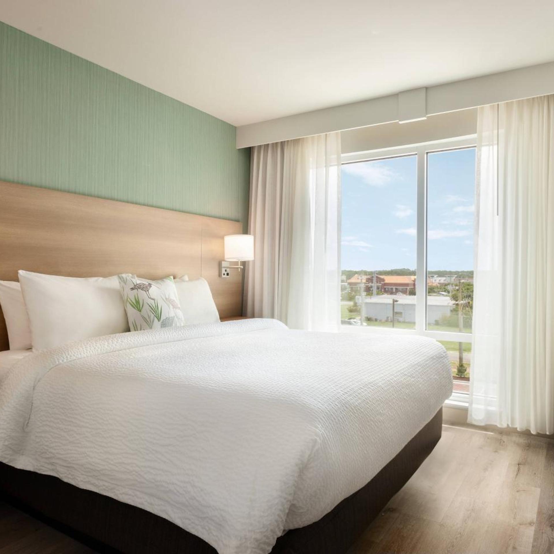 1 Bedroom, Suite, Queen Bed, Inland View, Sofa