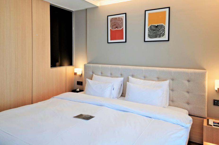 Superior, King Bed, Pool Access
