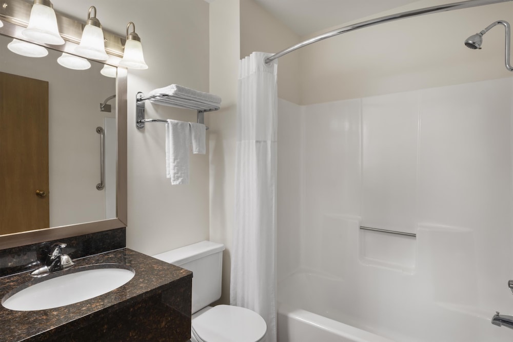 غرفة قياسية بسرير كينج بإطلالة على البحيرة، Best Western The Hotel Chequamegon 5/6
