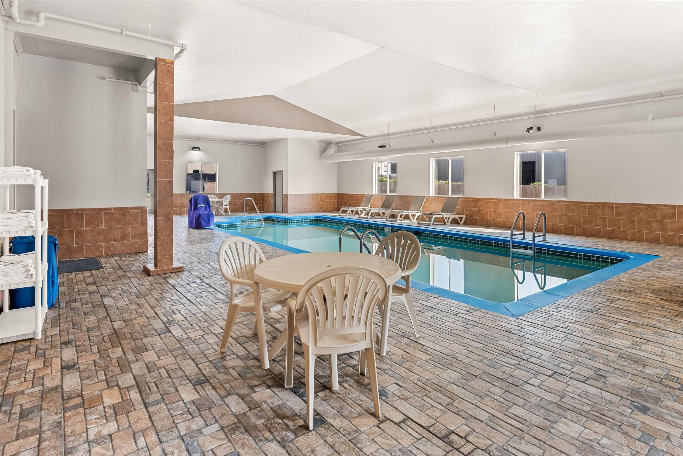 Days Inn & Suites By Wyndham Cedar Rapids 13/27