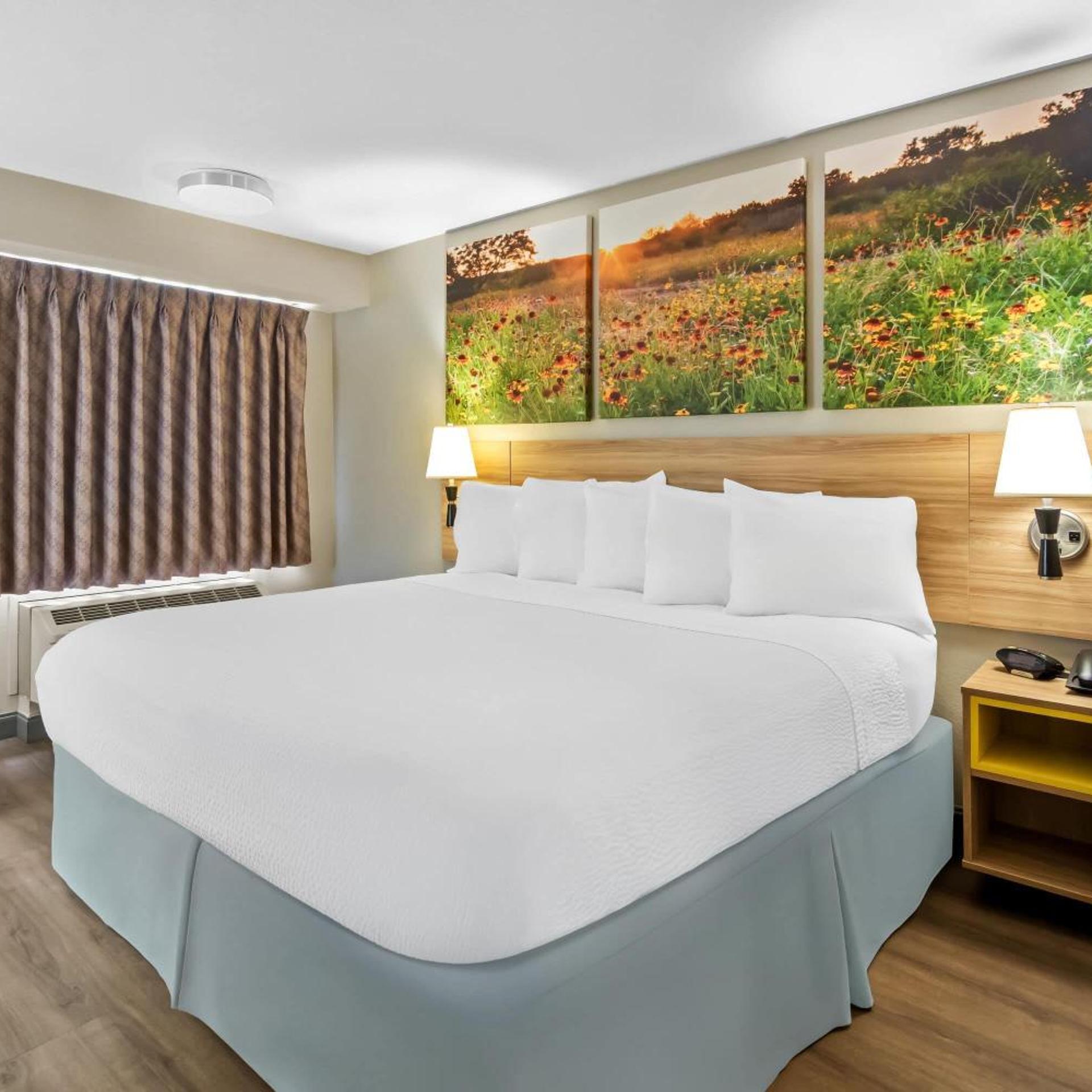 غرفة بسرير كينج بحوض استحمام لذوي الإعاقة، Days Inn & Suites by Wyndham DeSoto 2/10