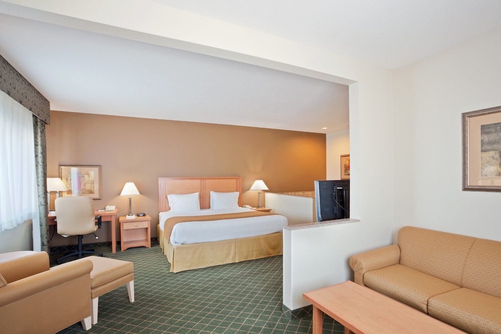 Holiday Inn Express and Suites Lincoln South 43/53
