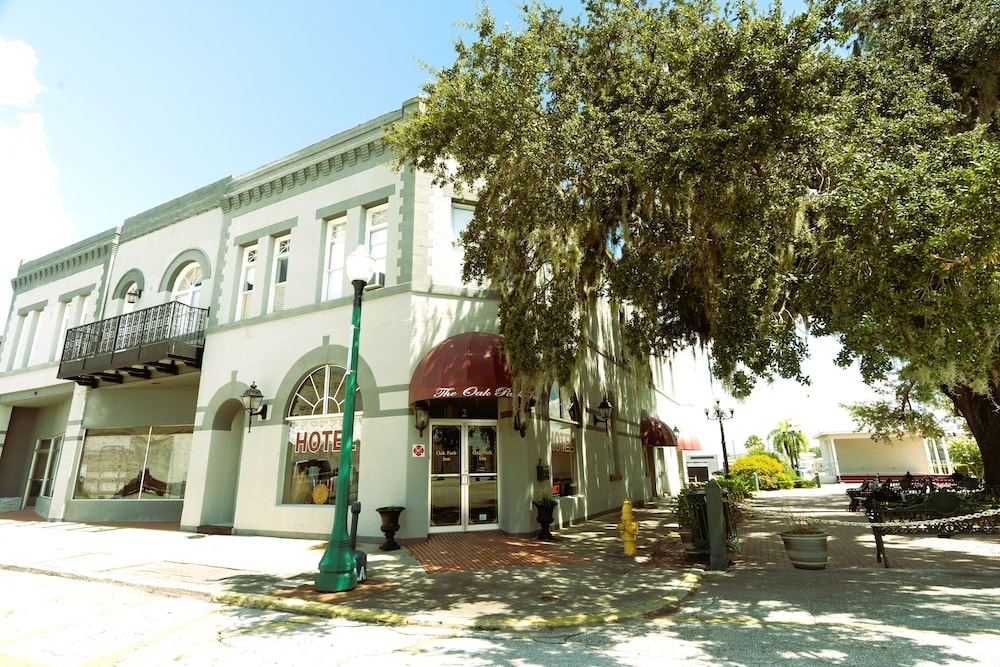 Oak Tree Hotel 2/80