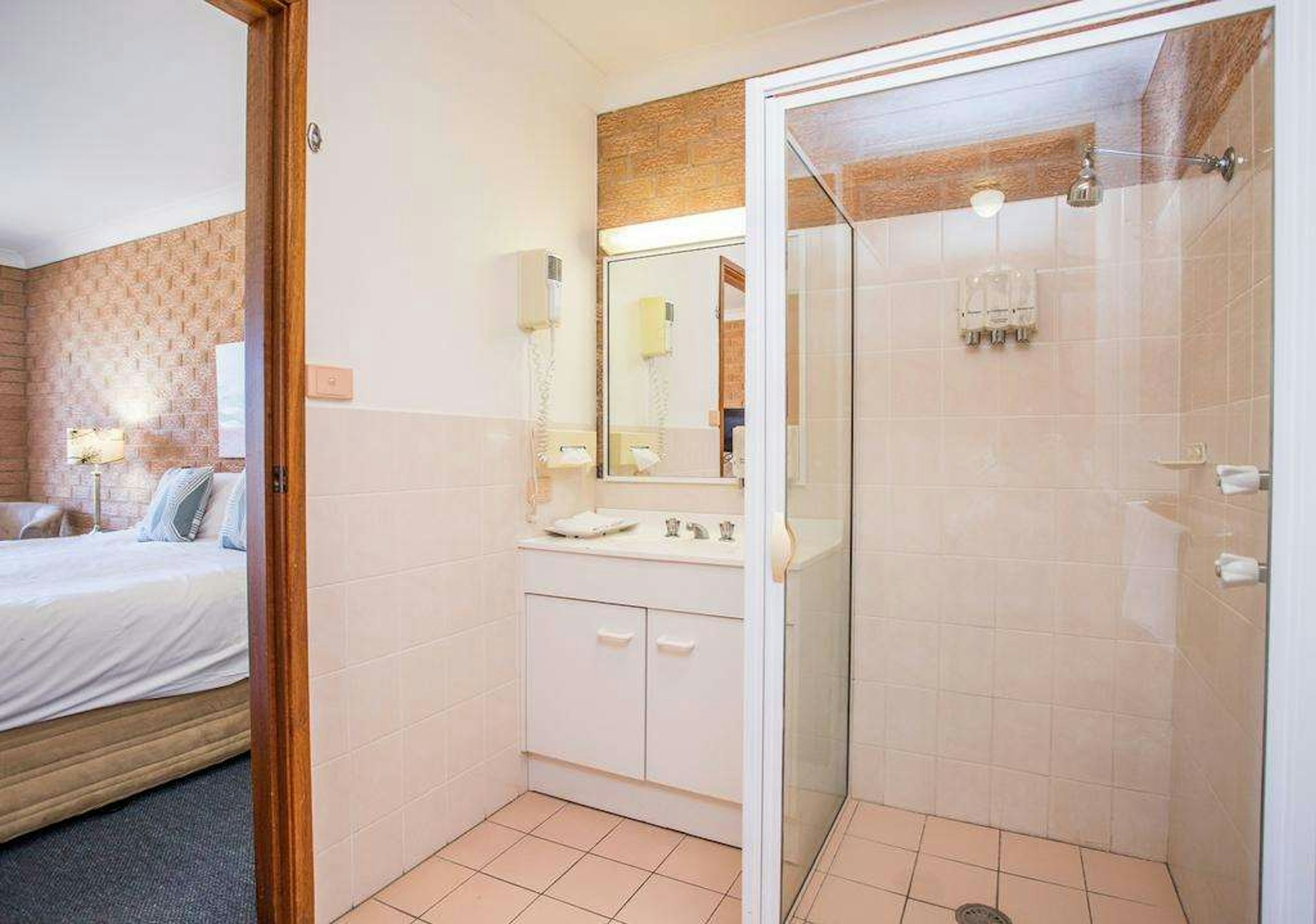 AALANA MOTOR INN 15/15