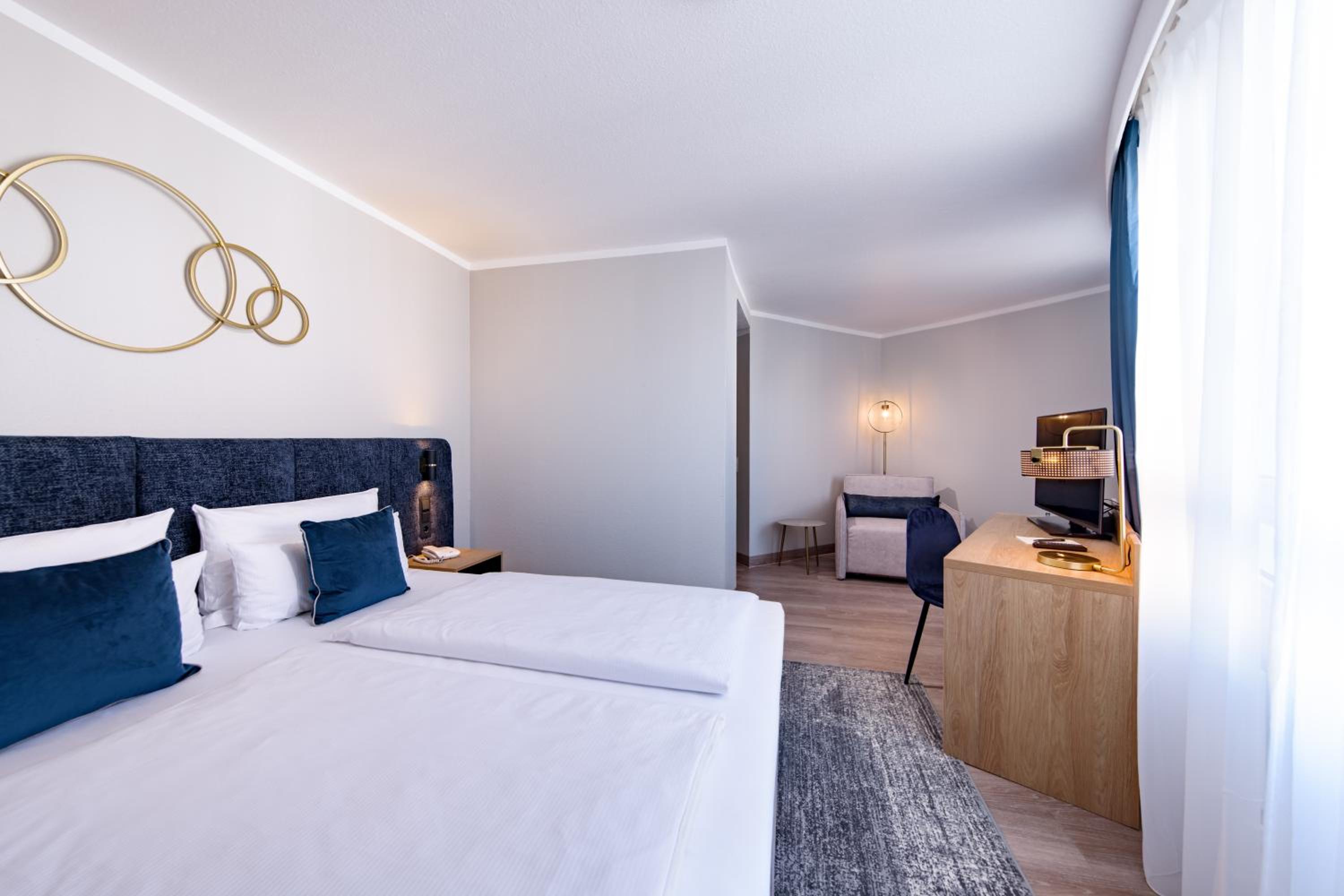 Standard, Queen Bed
