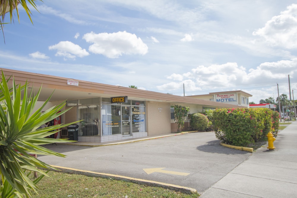 Parkway Inn Airport Motel 4/56