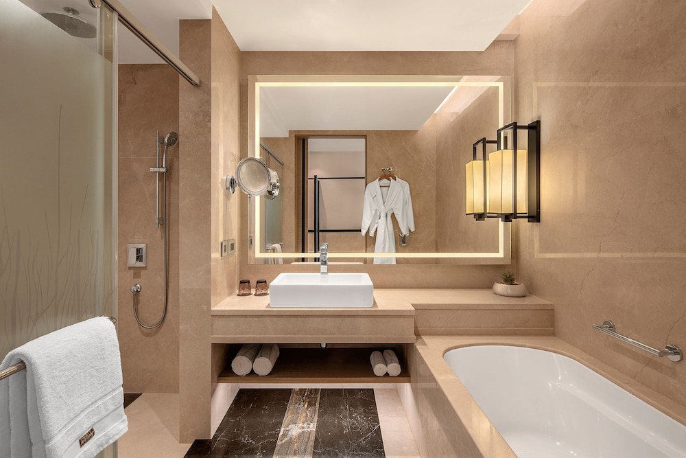 غرفة بسرير كينج بإطلالة على الفناء، The Westin Goa 7/16