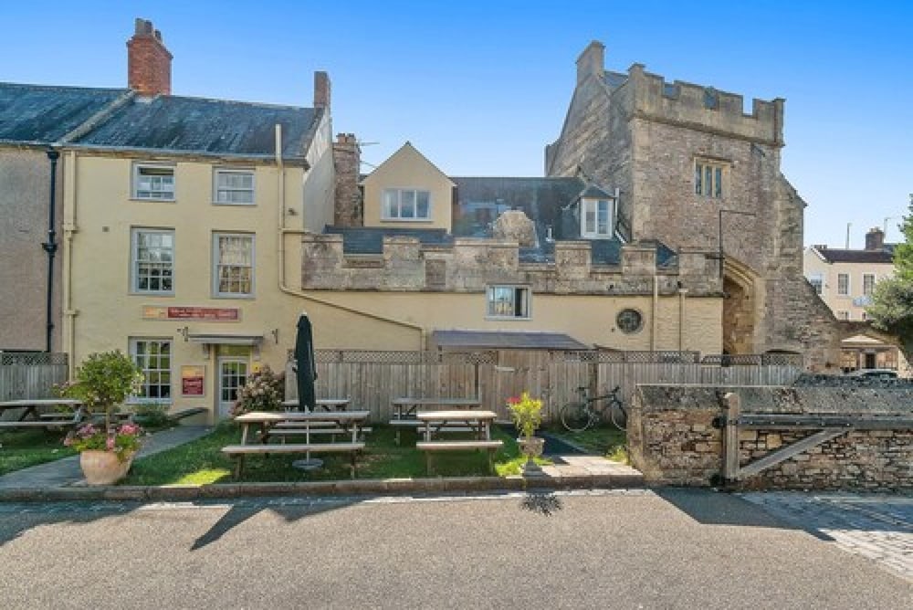 Ancient Gatehouse Hotel 45/50