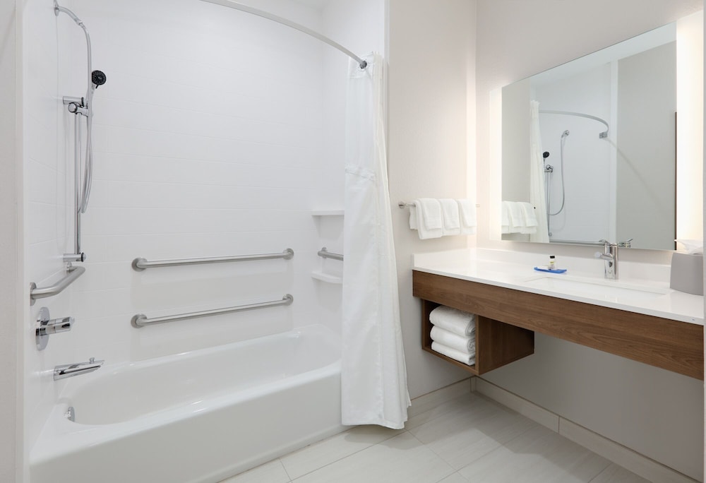 Holiday Inn Express & Suites Plano - The Colony 30/63