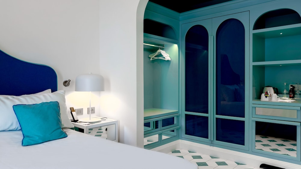 غرفة سوبيريور بسرير كينج بإطلالة جزئية على البحر، Grand Hotel Europa Palace 4/10