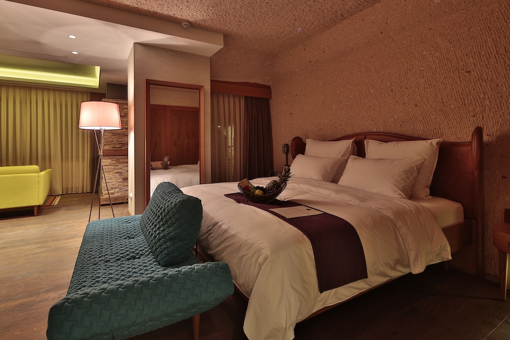 CAVE, SUITE, KING BED, HOT TUB