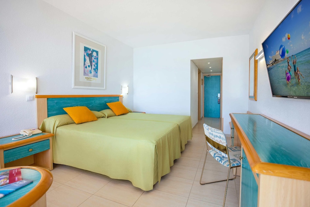 Room, 3 Beds, Sea View, Terrace, Hotel Servigroup Galua 6/10