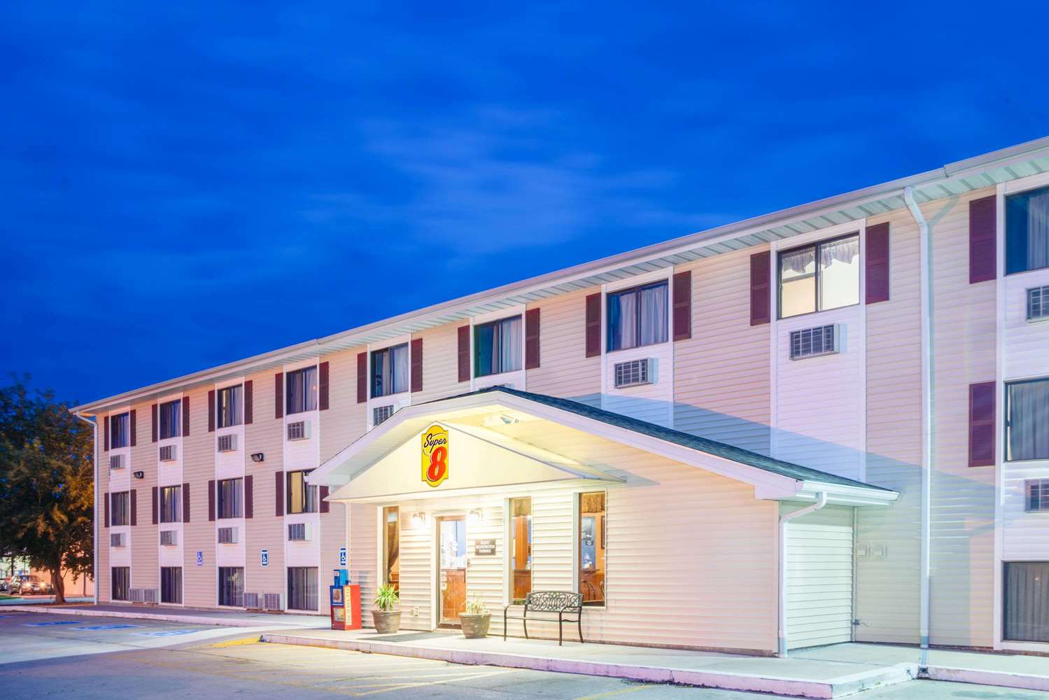 Super 8 By Wyndham Burlington 4/26