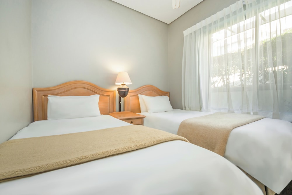 Dolphin Beach Hotel 29/76