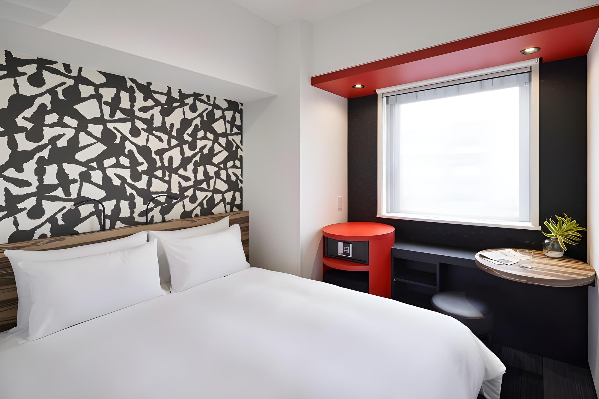 Room, Single, 2 Double Beds