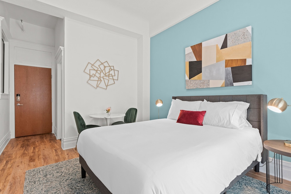 DELUXE, QUEEN BED