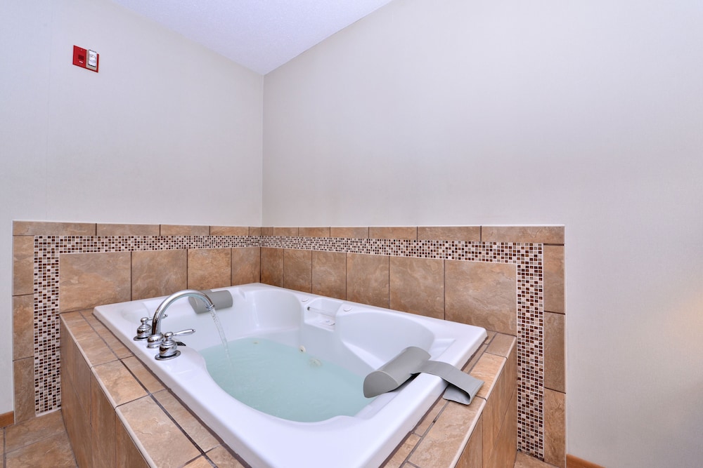 Travelodge by Wyndham Ishpeming/Marquette 35/49