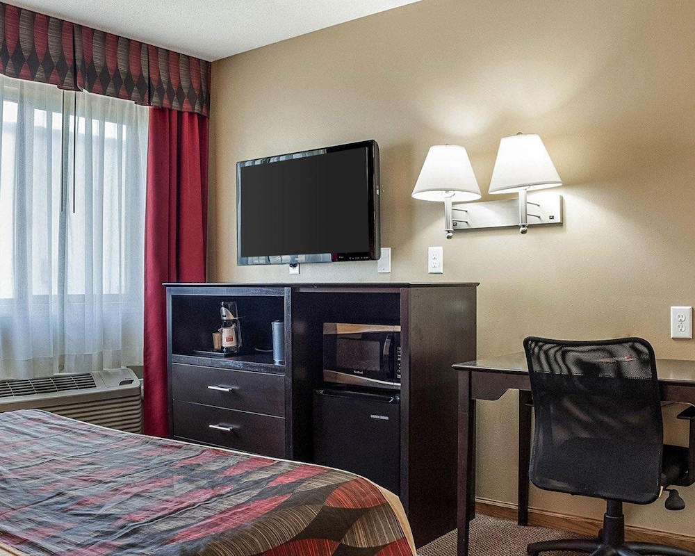 Econo Lodge Jamestown, ND 17/24