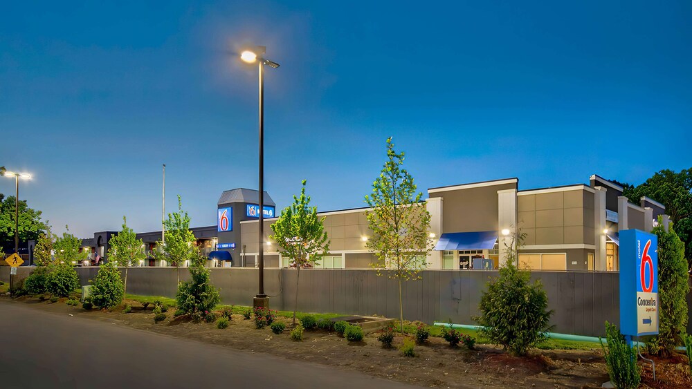 Motel6 Louisville, KY - Airport - Fair Expo 20/26