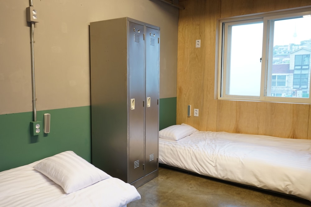 ROOM, TWIN BEDS
