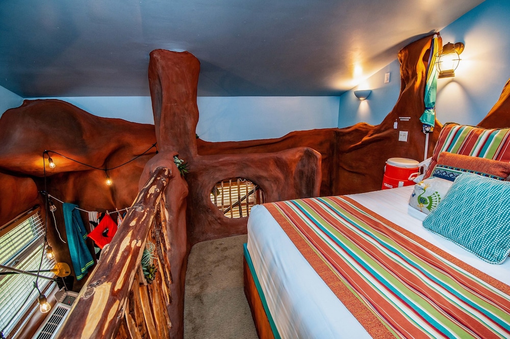 Lake, Queen Bed