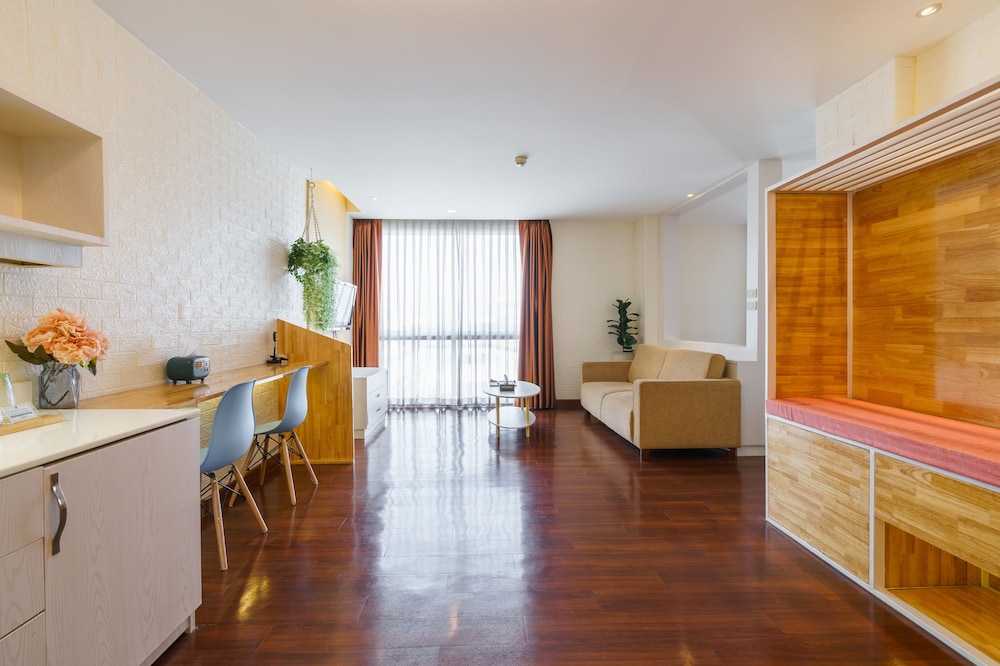 Lantana Resort Hotel 50/61