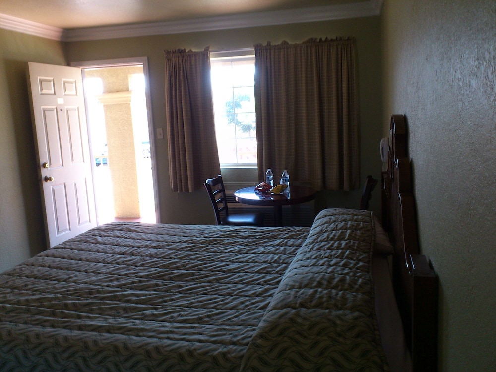 Santa Ana Travel Inn 16/40