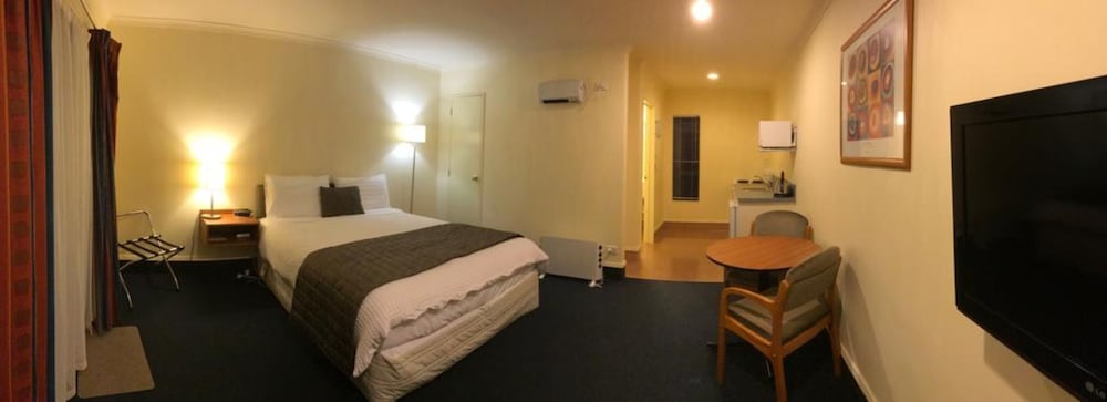 THE PEAKS MOTOR INN 17/40