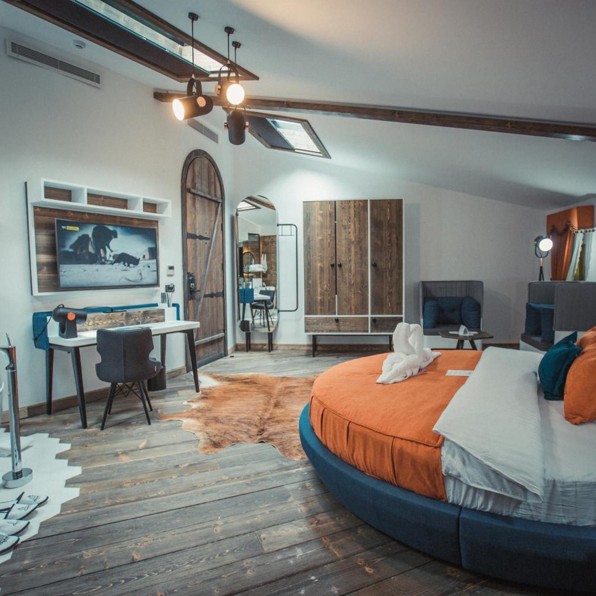 Room, Queen Bed, Bathtub