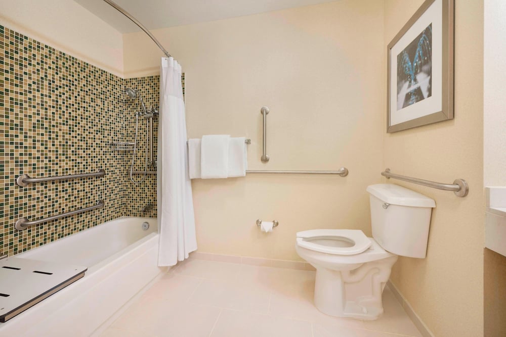 جناح بسرير كينج مع أريكة لذوي الإعاقة، SpringHill Suites by Marriott South Bend/Mishawaka 2/3