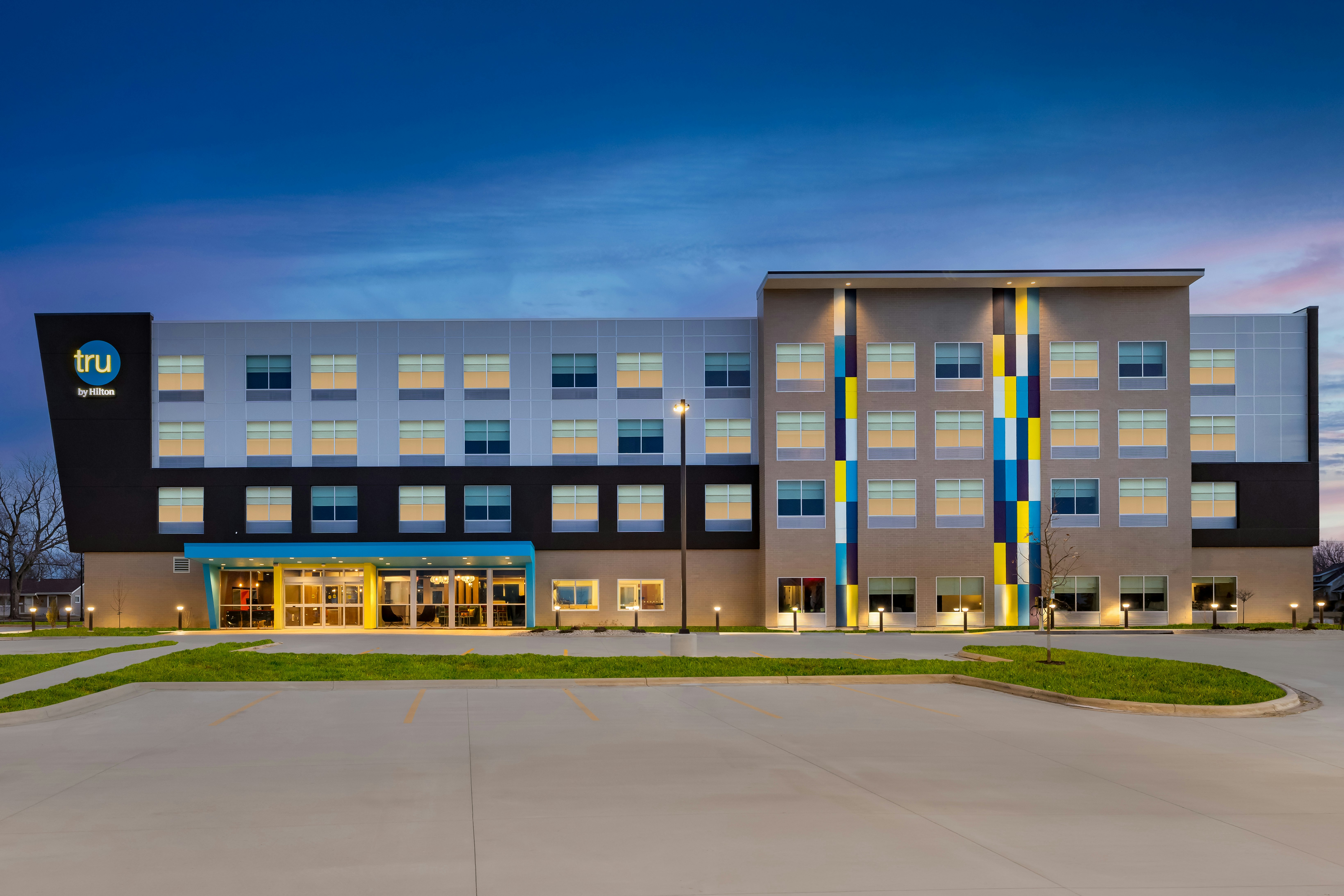 Tru by Hilton Oshkosh 3/32