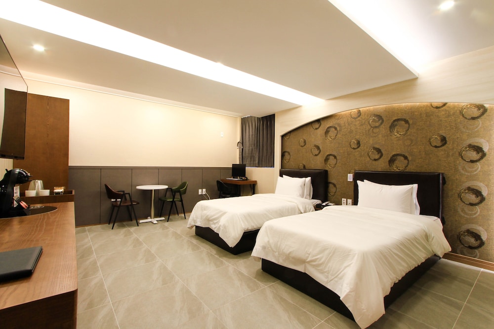 The King Hotel 19/50