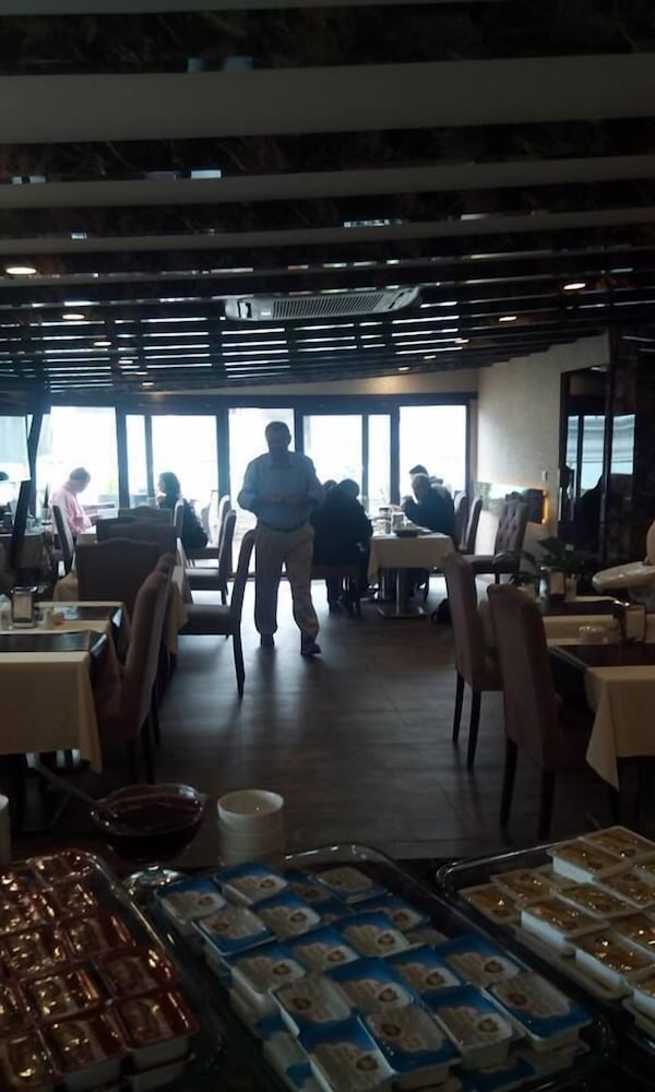GOLDEN RAIN HOTEL 21/25