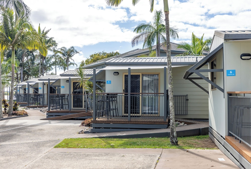 BLUE DOLPHIN HOLIDAY RESORT 3/50