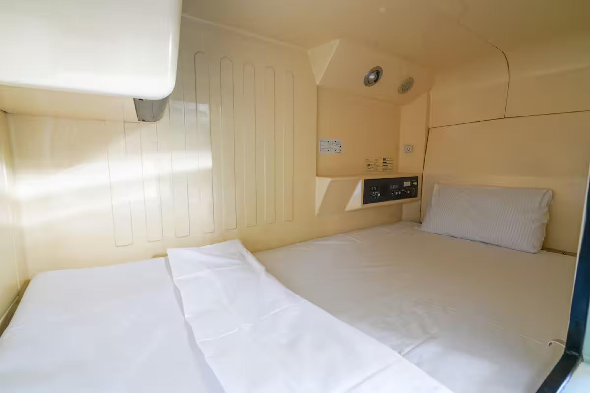 Capsule, Female Only, Single, Shared Bathroom