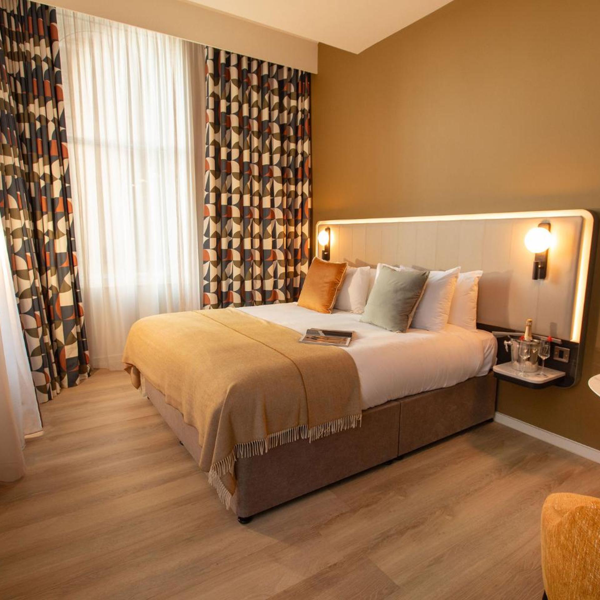CLUB, KING BED