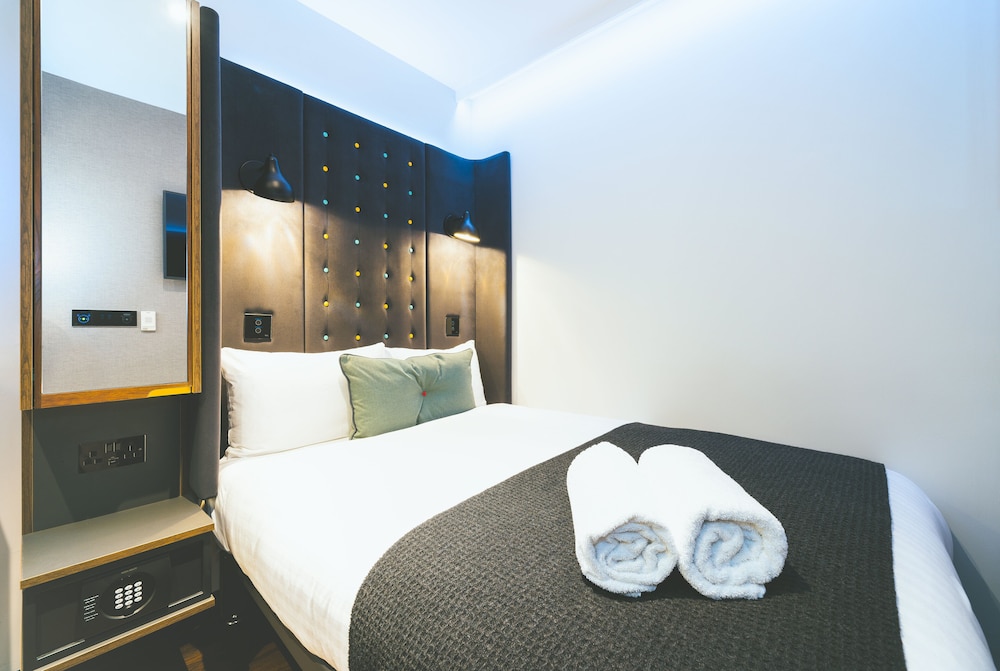 Room, Double Bed, No Window، Point A Hotel Paddington 4/8