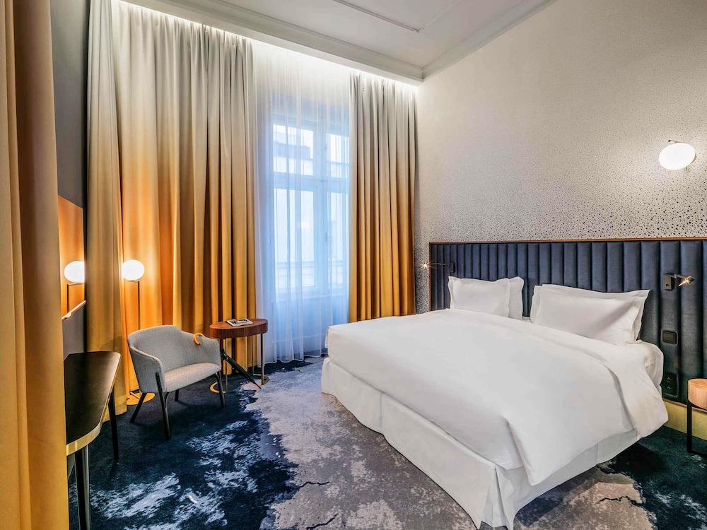 EXECUTIVE, KING BED, SOFA