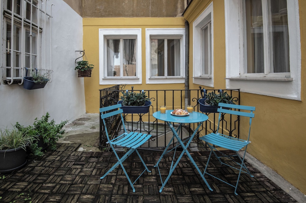 Charles Bridge Hostel & Apartments 77/98