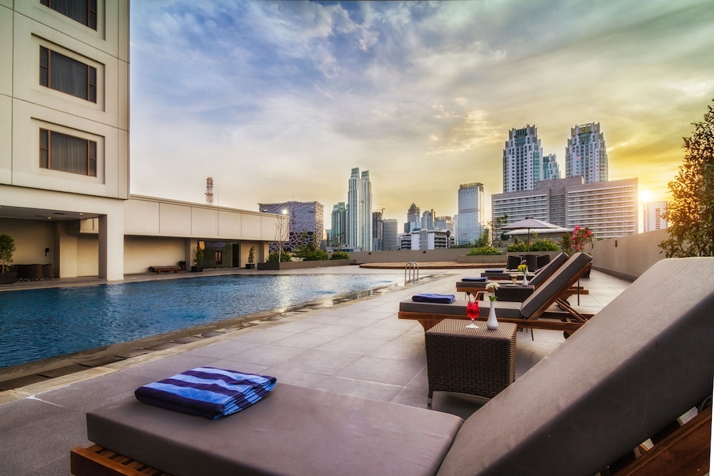 Royal Kuningan Hotel 58/60