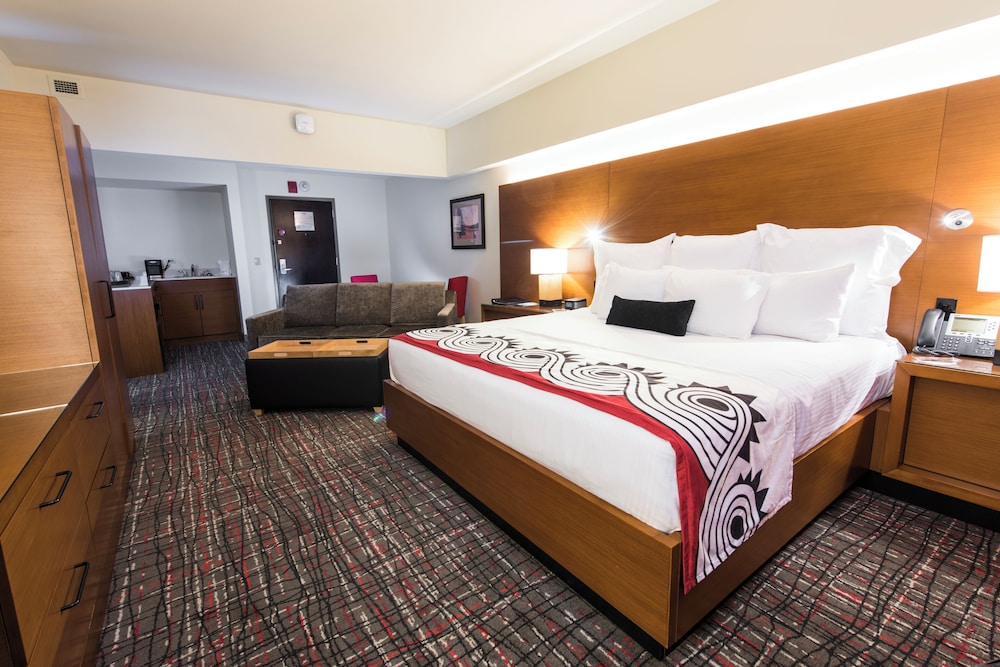 Cherokee, Tower, Suite, King Bed