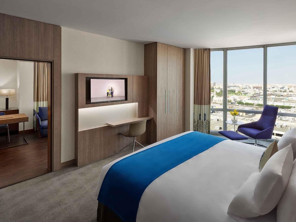 EXECUTIVE, SUITE, KING BED, SOFA