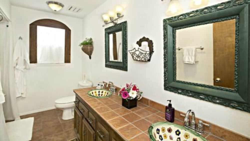 The Lakehouse Bed & Breakfast 42/46