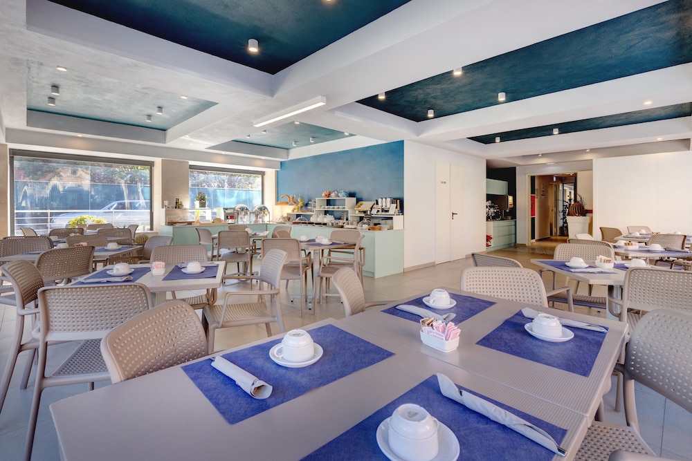 Fly Deco Hotel 57/66