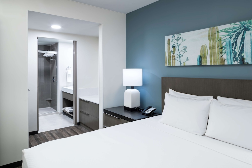 1 BEDROOM, SUITE, KING BED, SOFA, KITCHEN, HIGH FLOOR